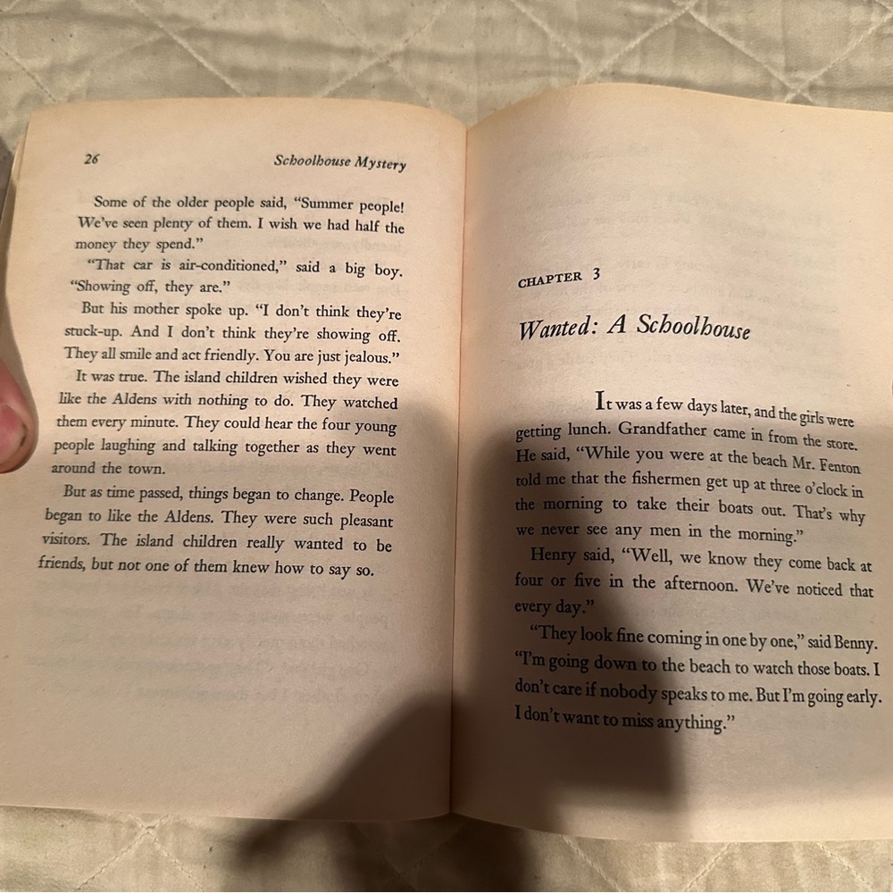 The boxcar children- schoolhouse mystery #10 - Picture 5 of 8